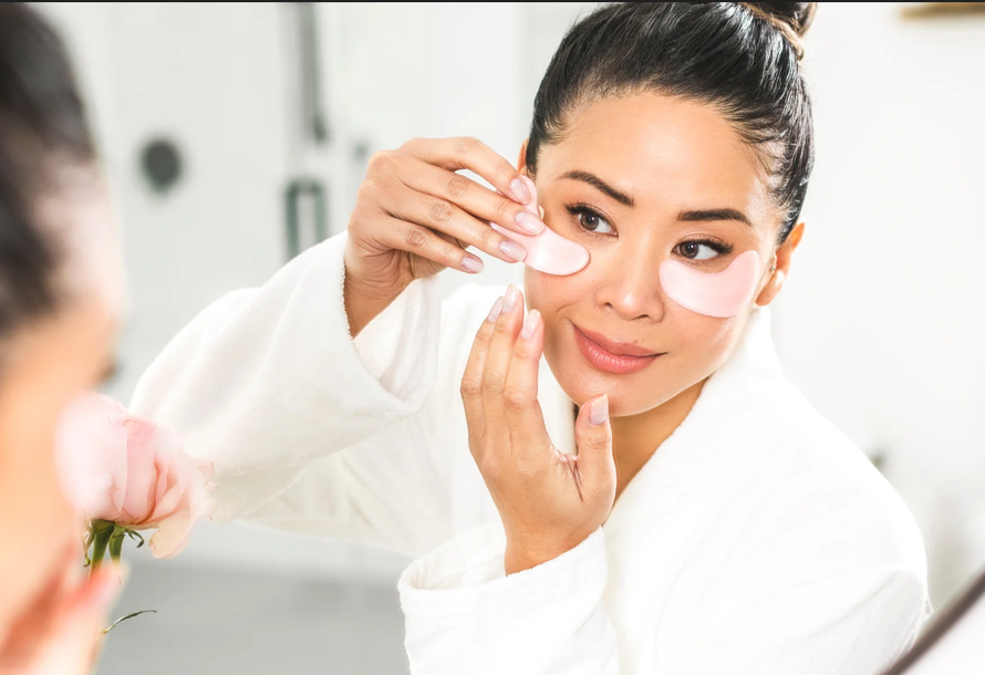 Activating a freeze-dried facial mask with serum for professional anti-aging skincare